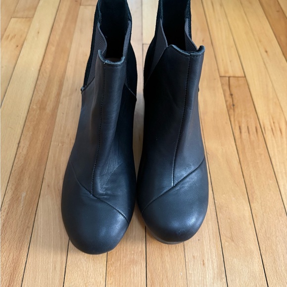 TOMS Kelsey Suede Round Town Black Ankle Booties with Tan Heel Sz 5 EUC - Picture 2 of 5